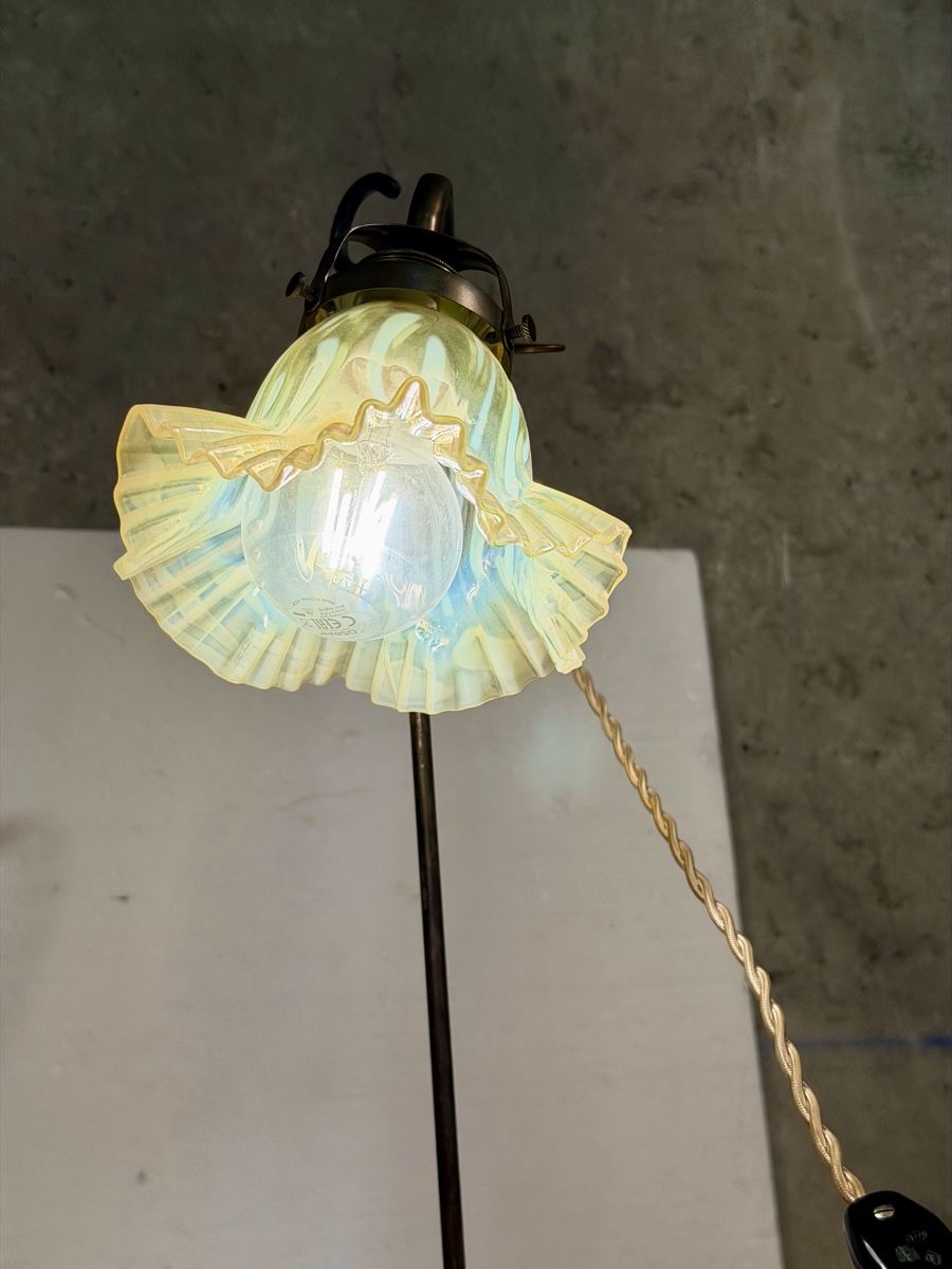 Lampade: Antique Table Lamp, Glass Shade, Metal Base – Usato da Lausanne venduto da artnouveau04 2
