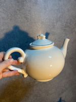 Théière Vintage en Céramique Blanche - Élégante et Chic!