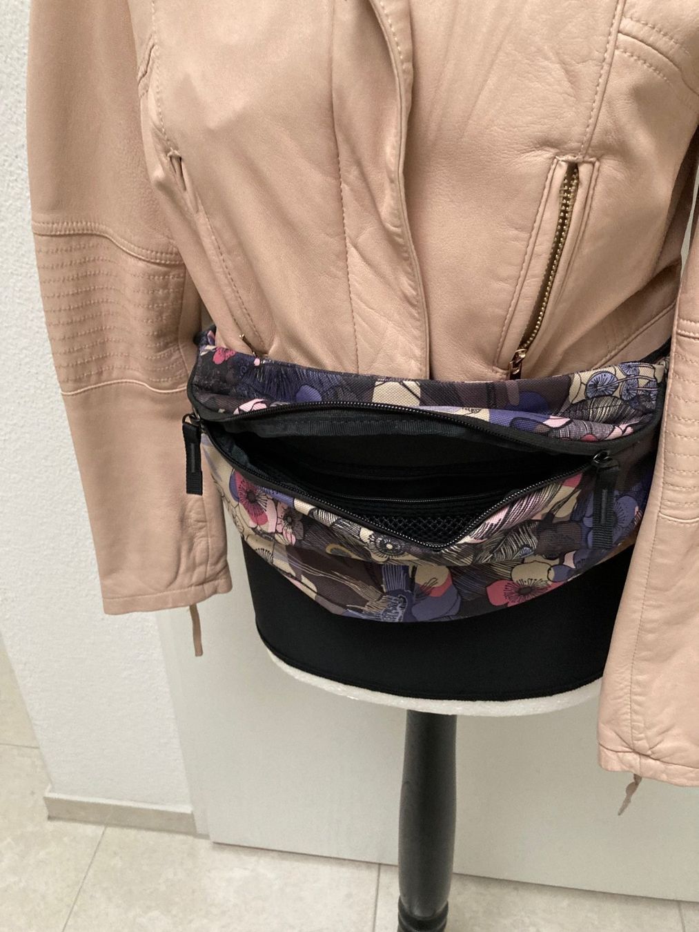 Taschen für Damen: Bauchtasche bunt – Gebraucht aus Glattpark (Opfikon) von Pangie 3