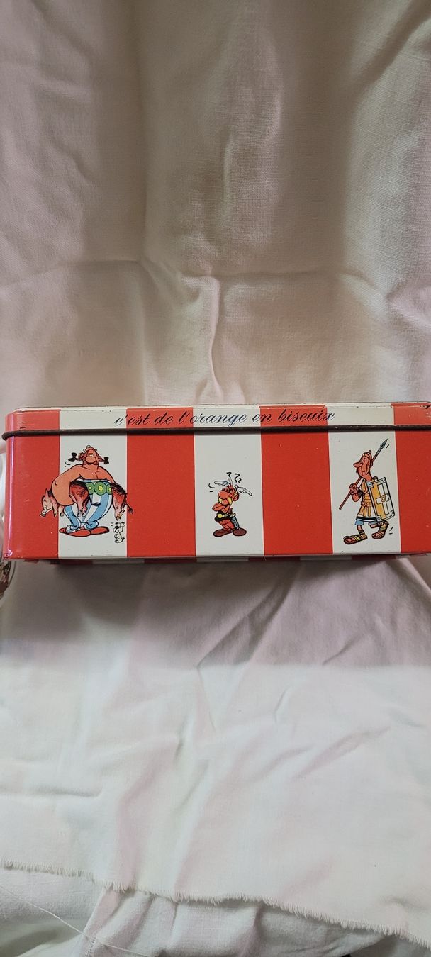 Recipients et similaires: Asterix mug plus ancienne boîte à biscuits  – D'occasion à Randogne par raptor02 1