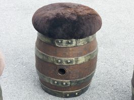 Tisch und Hocker aus Holzfass mit braunem Sitz, 5 Stk.