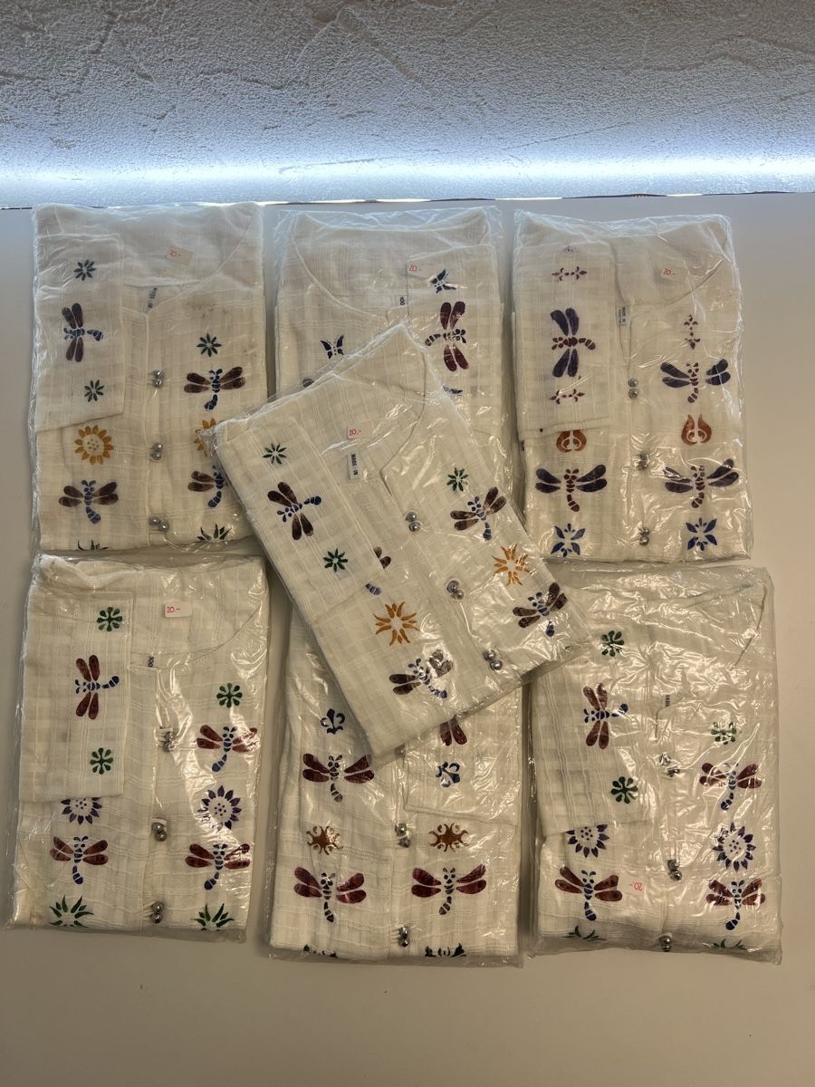 Chemisiers: Bluse Damen Weiss mit Libellenmuster Grösse S Neu – Neuf (Voir description) à Rotkreuz par Migu2012 1