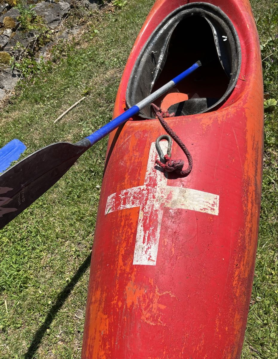 Boote: Red Kayak with Paddle Used Condition – Gebraucht aus Erlenbach ZH von waage77 1