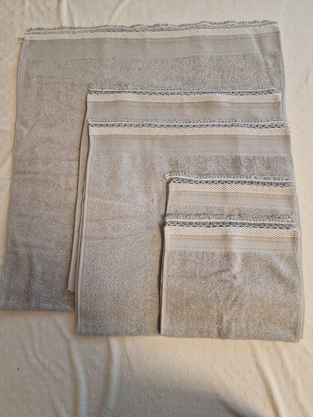 Teli da bagno: Frottier-Set mit Spitze Handarbeit – Nuovo (secondo la descrizione) da Amriswil venduto da gu80kaya
