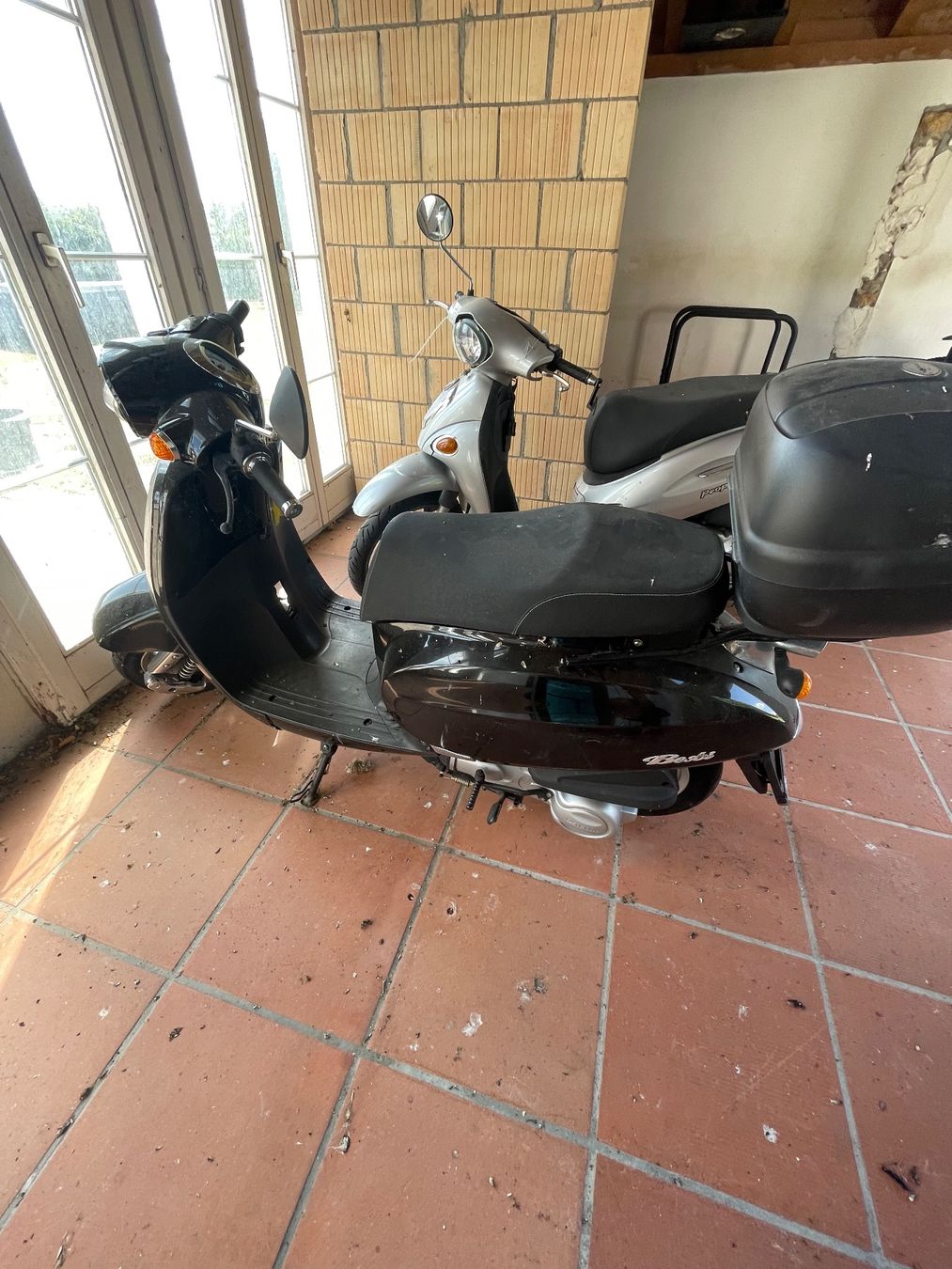 Daelim Scooters: Roller Daelim Besbi 125 – Defekt aus Bülach von montravail