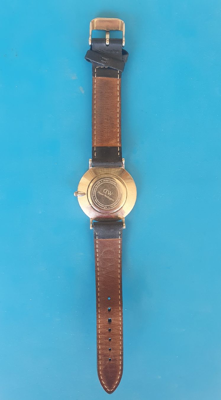 Daniel Wellington Montres: Uhr Daniel Wellington neue Batterie  – D'occasion à Lützelflüh-Goldb par waespi99 1