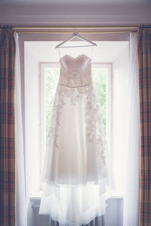 Brautkleid mit Reifrock und Schleier