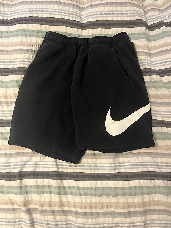 Pantaloni: Short Nike – Usato da Chavannes-Renens venduto da luc_52p8