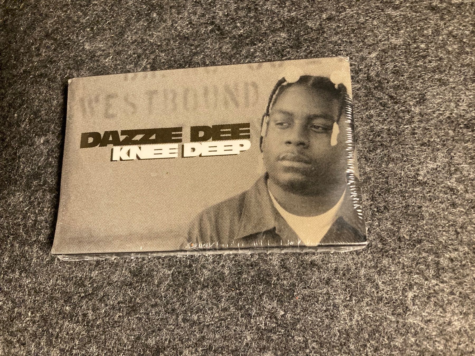 Musicassette: Dazzie Dee - Knee Deep (Da Lench Mob) (MC) – Nuovo e nell'imballaggio originale da Fribourg venduto da Karushi