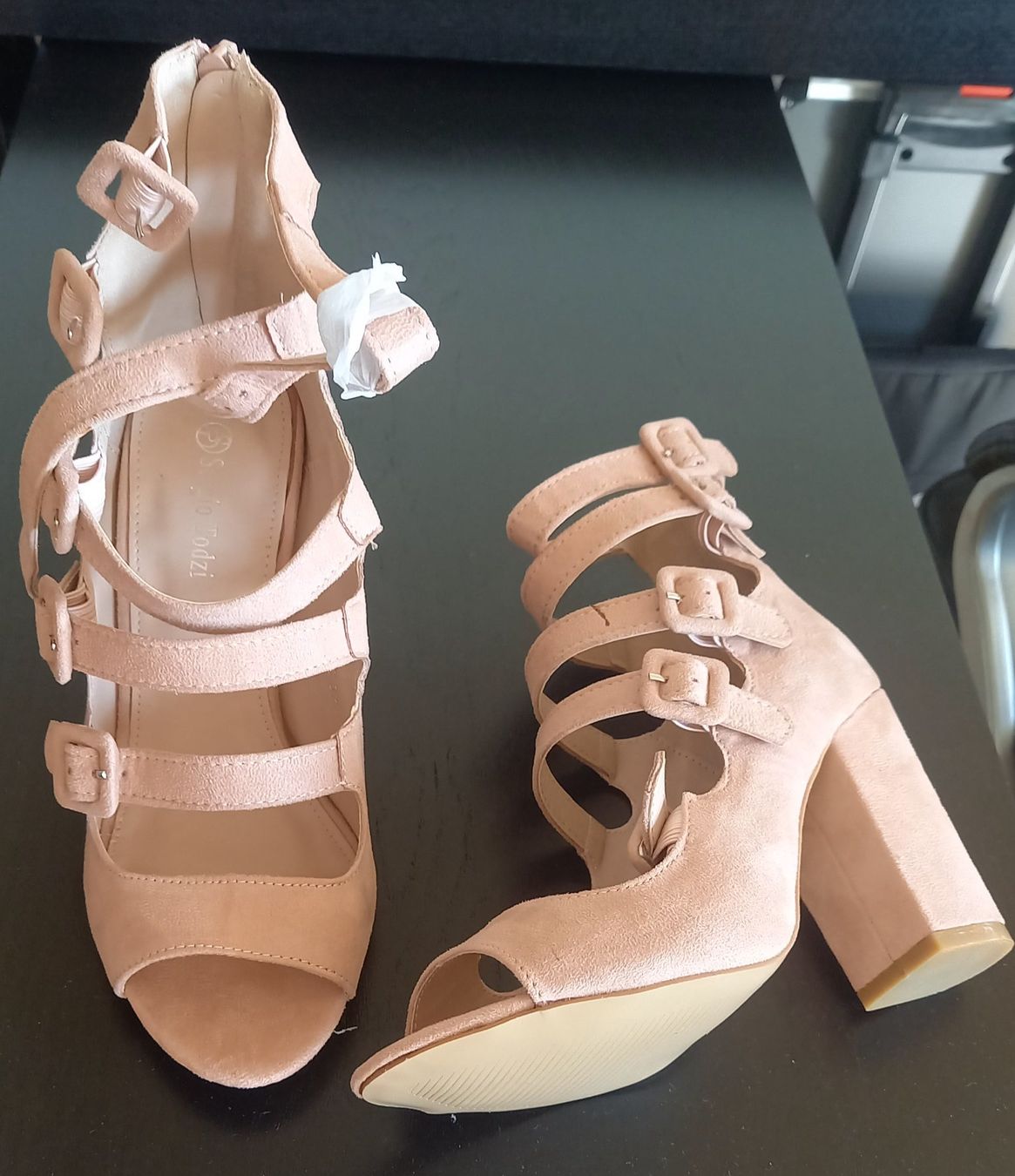 Scarpe da donna: Chaussures roses à boucles et fermeture éclair. – Nuovo (secondo la descrizione) da LE GRAND-SACONNEX venduto da nathyvan1974 2