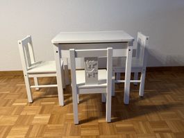 Kindertisch mit 3 Stühlen 