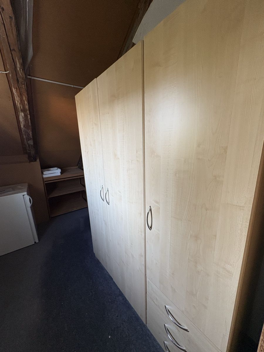 Armadi: Kleiderschrank Holzoptik – Usato da Ehrendingen venduto da cel_5tps