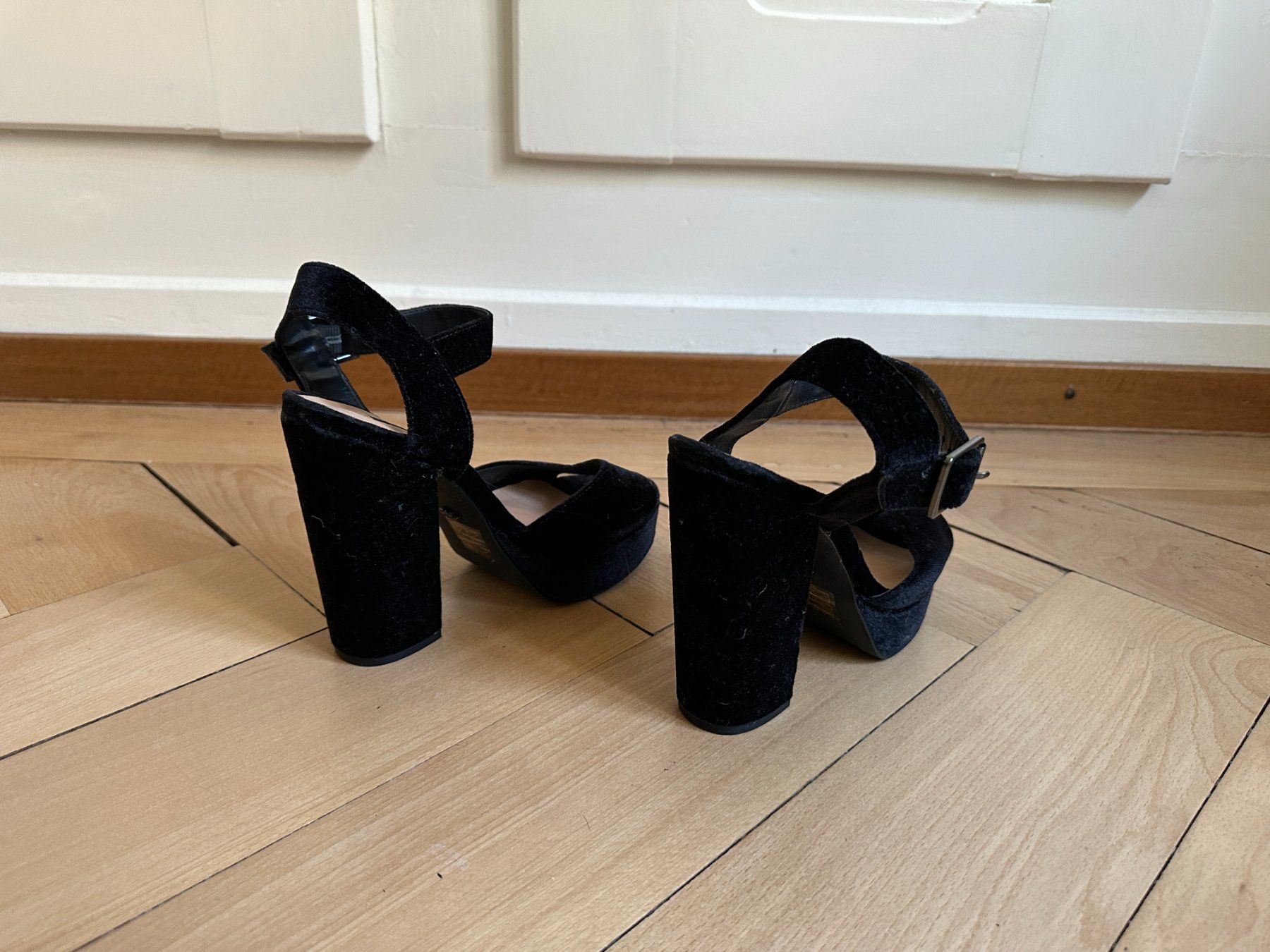 Only Scarpe da donna: ONLY - Samt Plateau Sandalette schwarz 36 – Usato da Zürich venduto da Diazaio 2