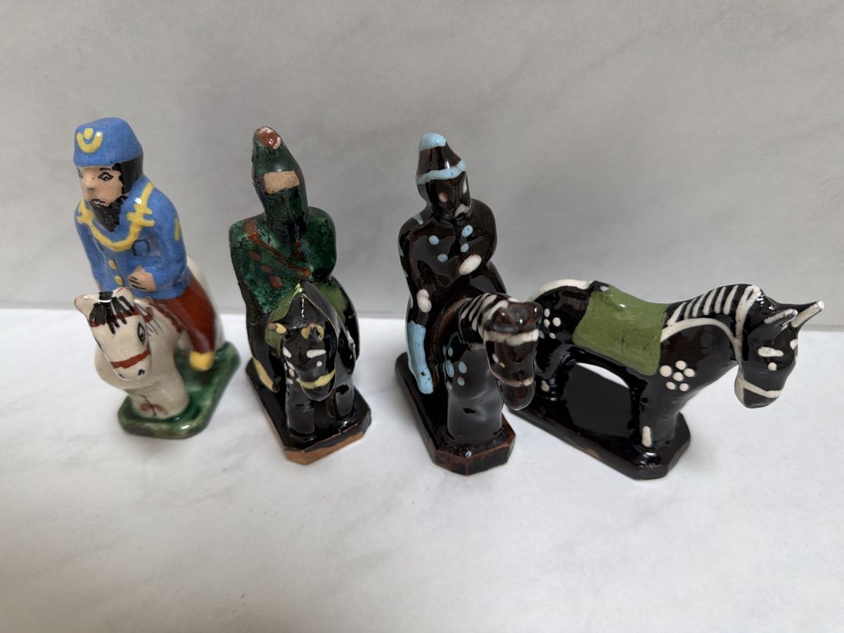 Statuette: Keramik Figuren antik, Pferde mit Reiter. – Usato da Biberist venduto da Momo33 3