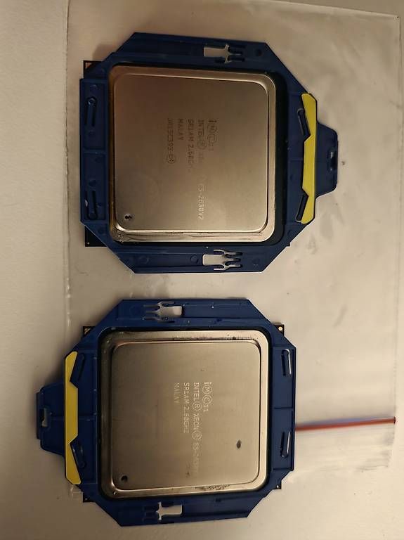 Intel Server: 2× Xeon E5-2630 v2 (Prozessor) – Usato da Horgen venduto da camd123