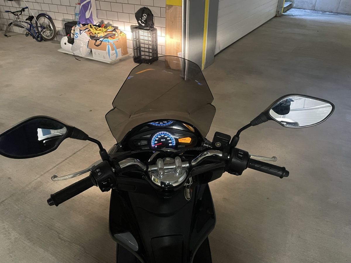 Honda Scooters: Honda PCX 125 Roller, Topcase inklusive! – Gebraucht aus Lufingen von nra330-300 4