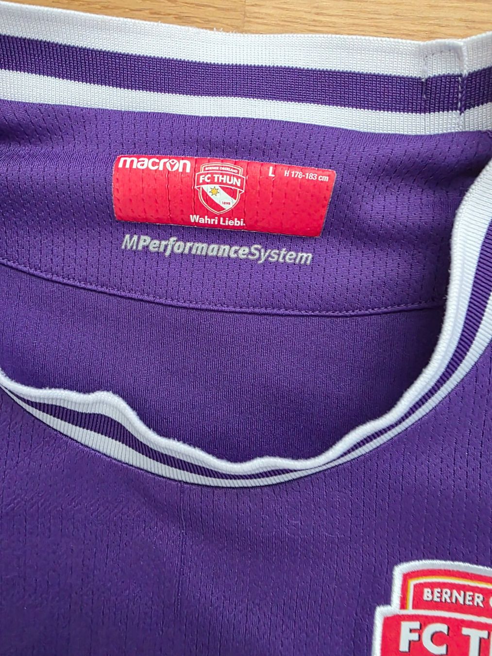 Canottiere & Pantaloni: FC THUN 22/23 TRIKOT – Usato da Lüchingen venduto da Jersey_Time 2