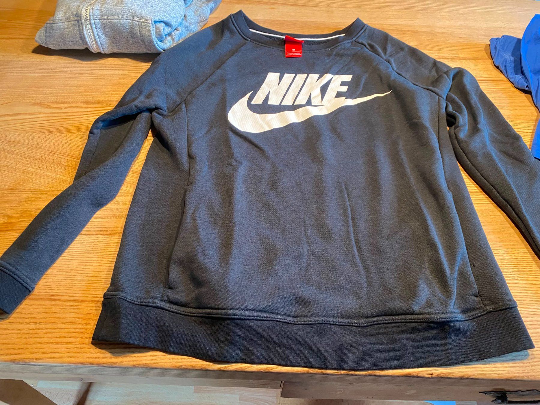 Nike Lotti di vestiti: 4-teiliges Paket Nike Herrenkleider Gr. S – Usato da Röschenz venduto da Tashroal 6