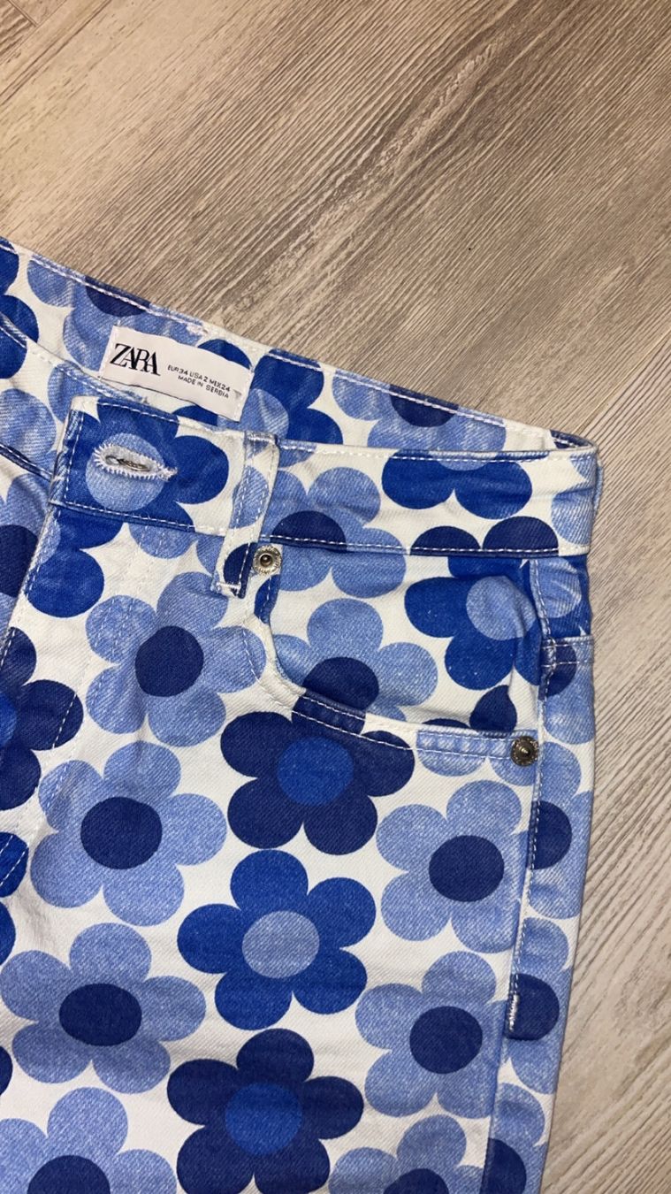 Zara Jeans: Jean Zara imprimé fleurs bleu blanc – Neuf (Voir description) à Charmoille par chaignat03 2