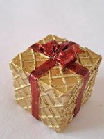 Bougie cadeau doré et rouge forme cube état neuf