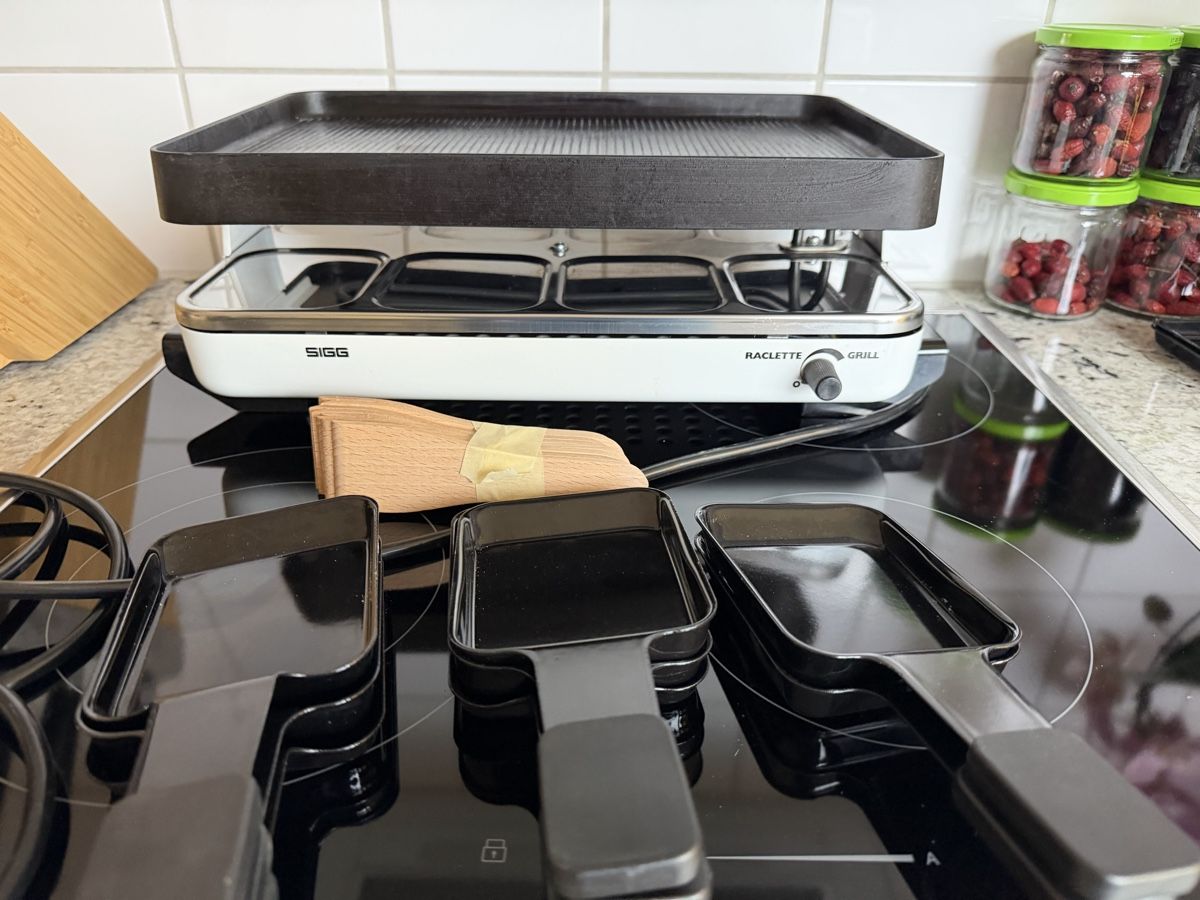 Sigg Raclette-Grill weiss mit Pfännchen und Holzschaber (Gebraucht) in ...