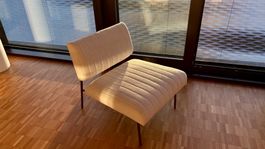 Weisser Lounge-Sessel mit bronzefarbenen Akzenten