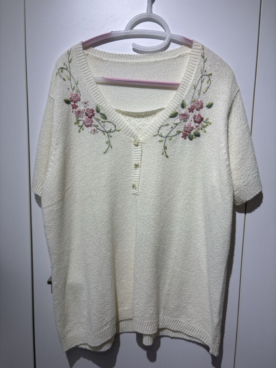 Pullover & Sweatshirts: Damen Kurzarmpullover cremeweiss mit Stickerei – Gebraucht aus Baden von peace_bluemli
