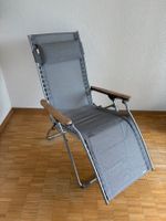 Liegestuhl - Gartenliege, grau Holzarmlehnen, guter Zustand