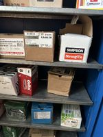 Stahl Schrank mit inhalt viel Schrauben