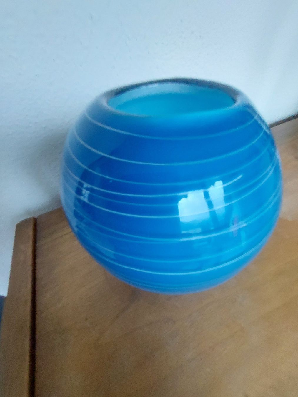 Vasi & Recipienti: Opalblaue Glasvase mit aufgeschmolzenem Glasfaden – Usato da Hergiswil NW venduto da maiette-23.N 3