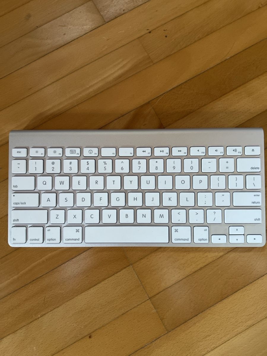 Apple Tastiere: Apple QUERTY Tastatur – Usato da Binz venduto da hjtheus