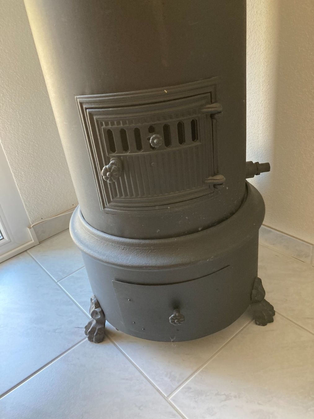 Altri mobili d'antiquariato: ALTER BADEOFEN KLUS (DEKORATION) – Difettoso da Uhwiesen venduto da Uhwiesen 1
