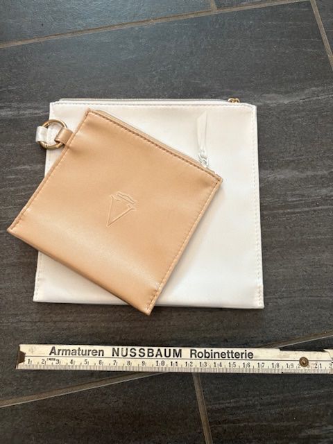 Custodie per cosmetici: 2 Etui weiss und gold – Nuovo (secondo la descrizione) da Pfäffikon ZH venduto da GZHDZV