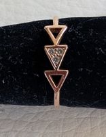 Ring, rosegoldfarbig mit 3 kleinen weissen Steinchen