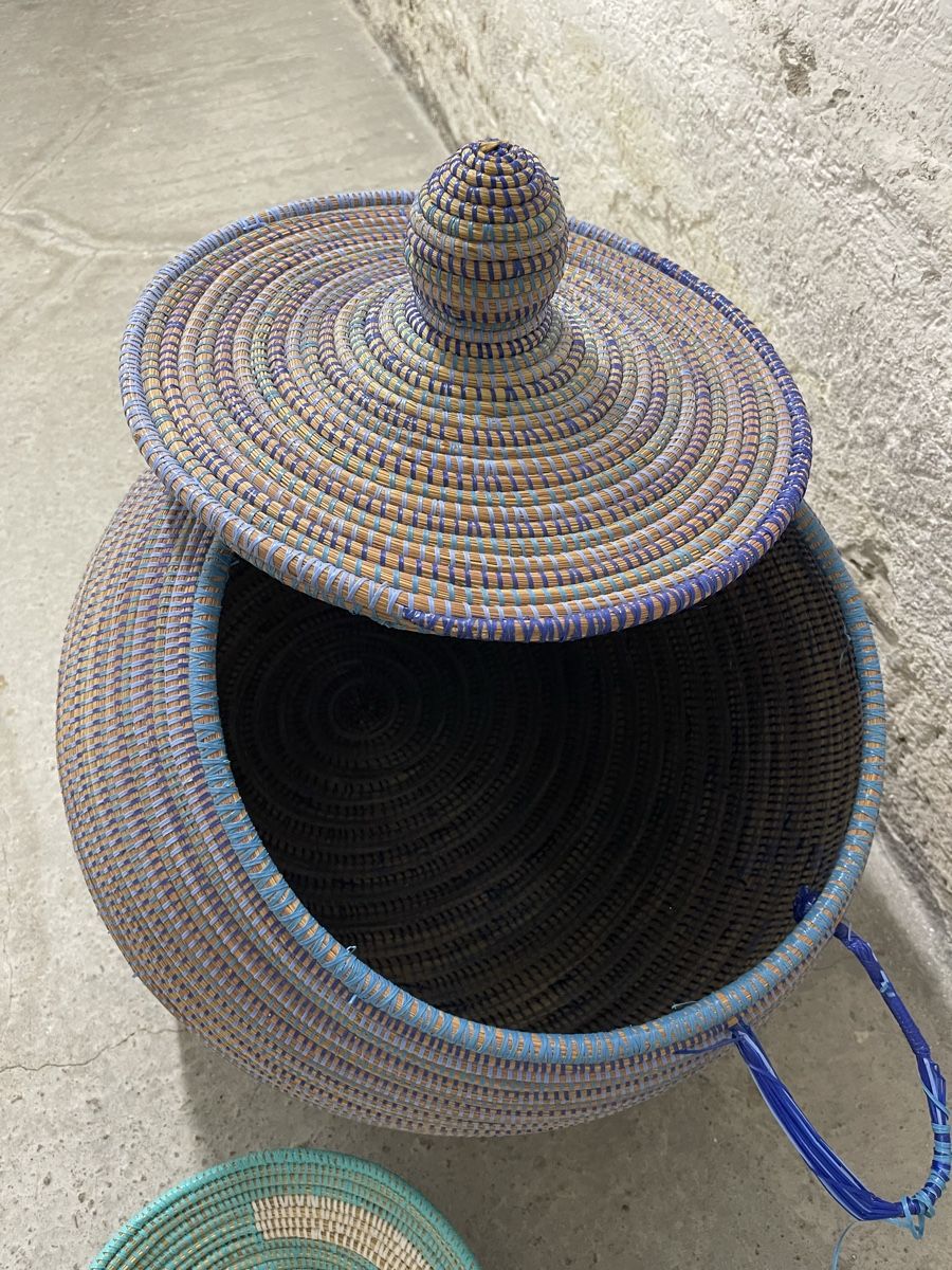 Tutte le decorazioni: Woven Basket with Lid and 2 Wall Plates – Nuovo (secondo la descrizione) da Genève venduto da DEBARR.AS 3