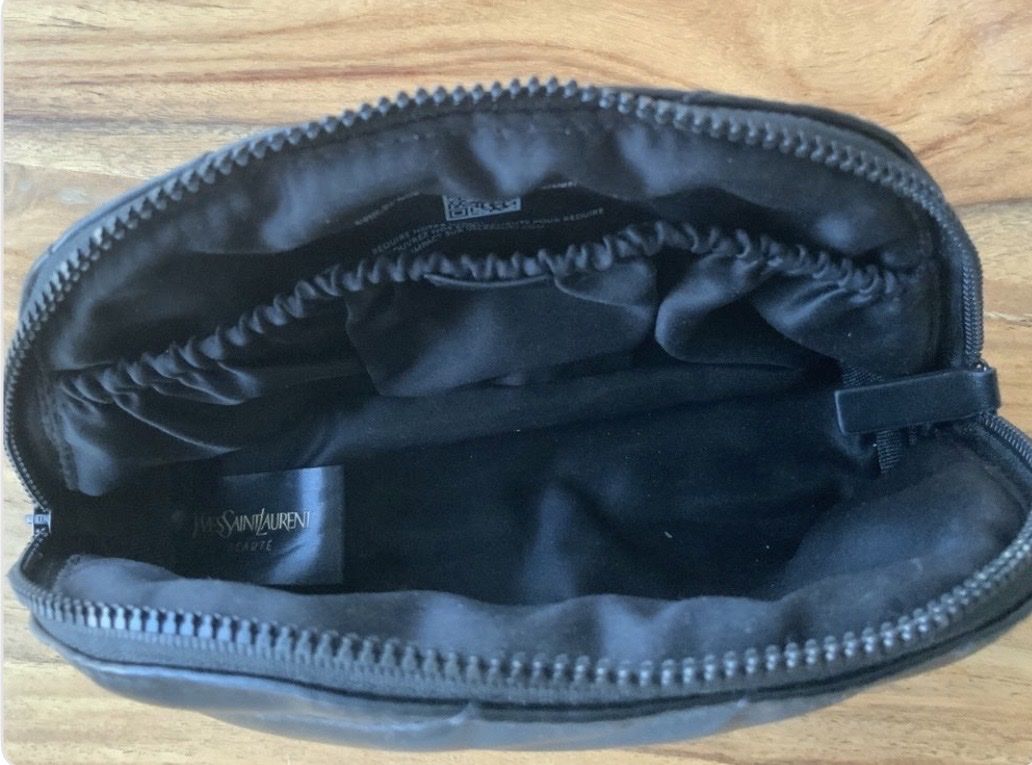 Saint Laurent Custodie per cosmetici: Kosmetiktasche von YSL Beauté – Nuovo (secondo la descrizione) da Meilen venduto da lulagup 2