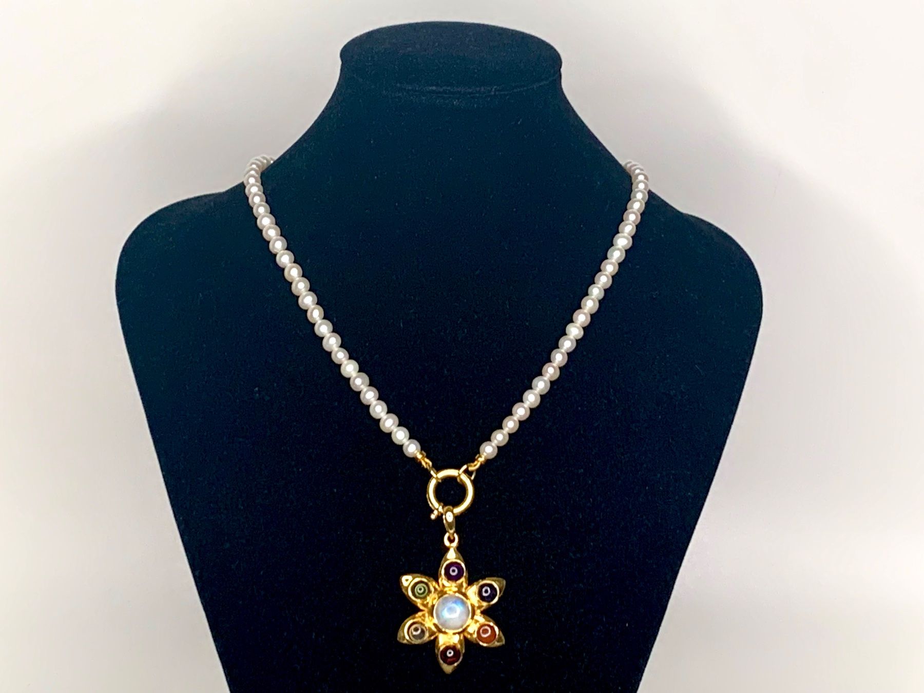 Catenine: Perlenkette mit Edelstein Anhänger Vergoldet – Nuovo e nell'imballaggio originale da Rüschlikon venduto da ThereseJewelryDesign 4