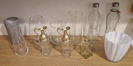 Vasen und Flaschen aus Glas und Keramik