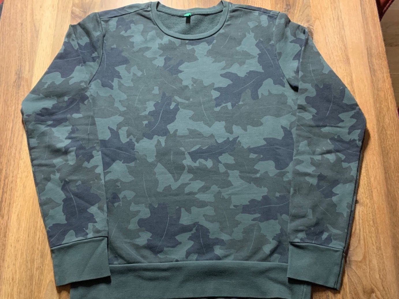 Benetton Pullover & Sweatshirts: Benetton Camo Sweatshirt – Gebraucht aus Kaltbrunn von IMRLU998