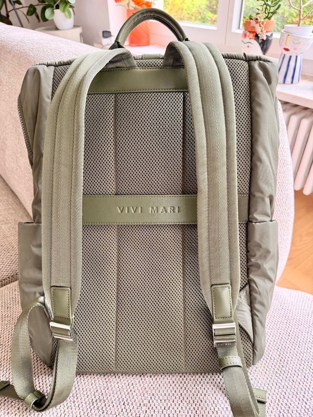 Vivi Mari Zaini: VIVI MARI Padded Backpack Medium Olive Laptopfach – Nuovo (secondo la descrizione) da Küsnacht ZH venduto da santa_cruz84 2