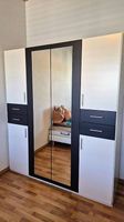 Armoire avec rangements et miroirs - Prix à discuter