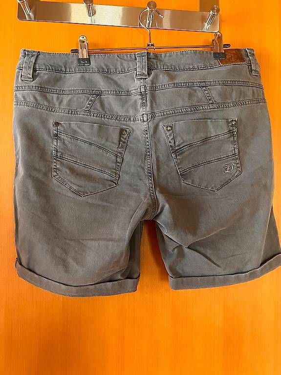 Pantalons: Kurze Hose grau - Tom Tailor – D'occasion à Jegenstorf par Knuste 1