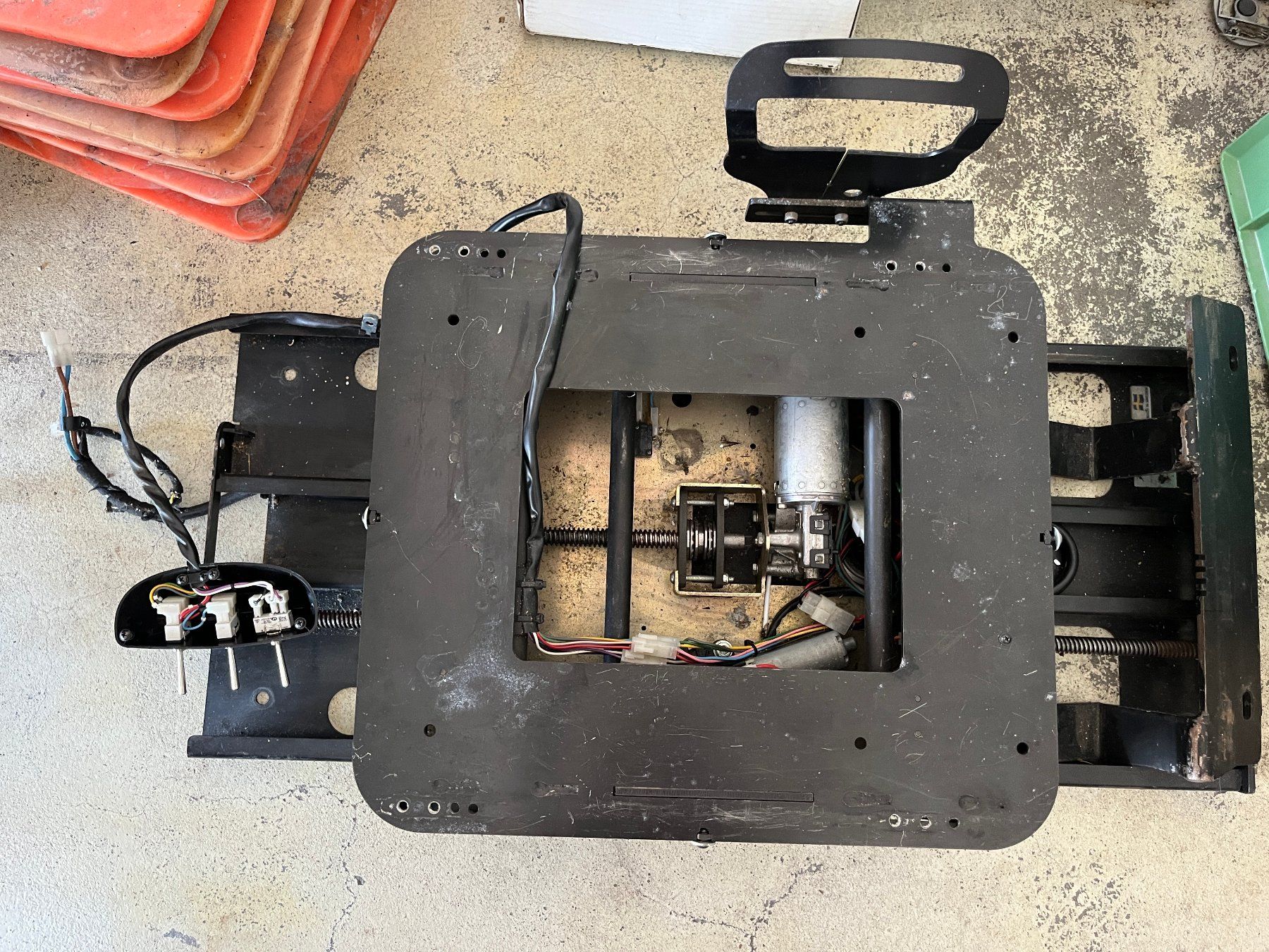 Accessori per altri veicoli: Autoadapt elektrische 6-Way Sitzkonsole – Usato da Ennetmoos venduto da swissrollingtom