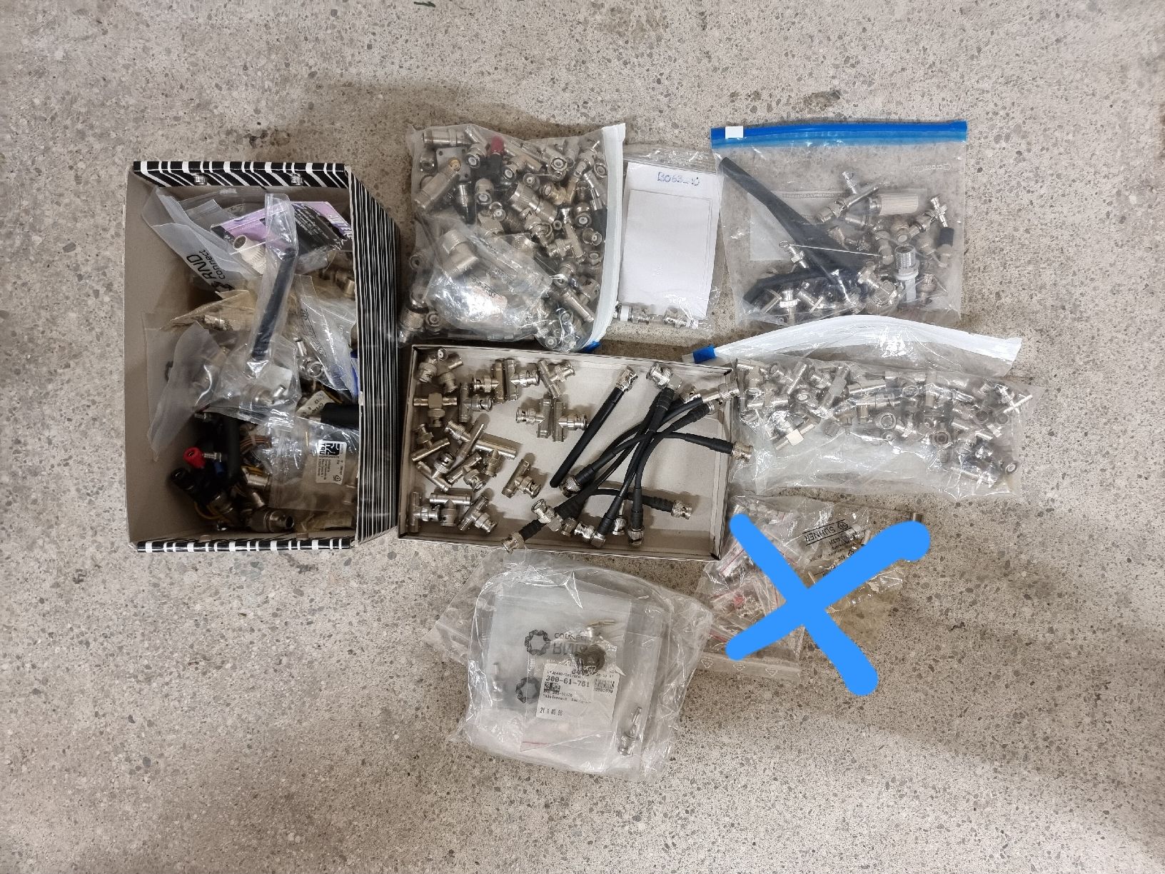 Componenti elettronici: Lot connecteur RF – Usato da Chêne-Bougeries venduto da SKPP