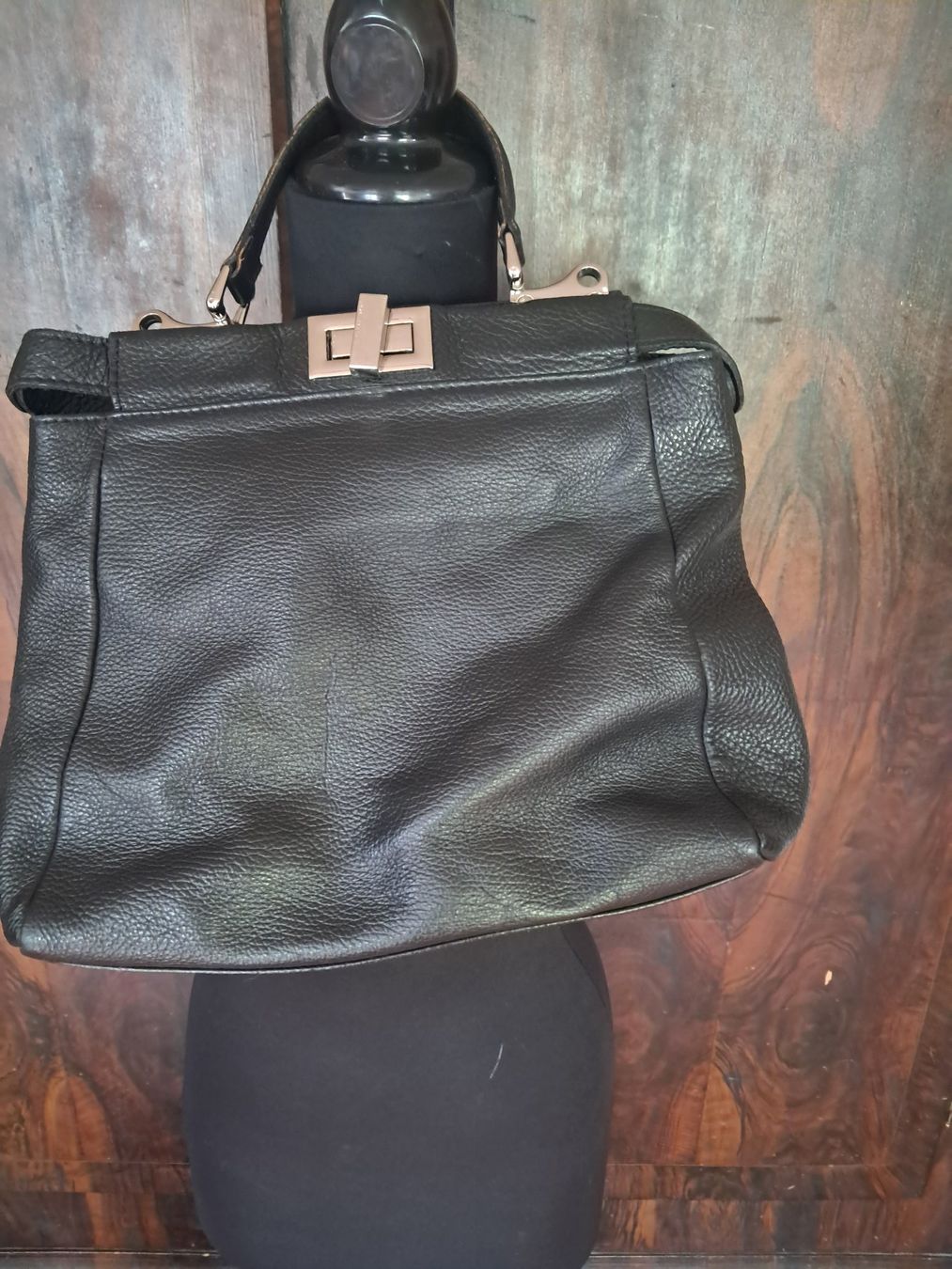Sacs: Ledertasche . geräumig . schwarz . mit 2 Fächern . – D'occasion à Leuggelbach par schmetterlings-fee 1