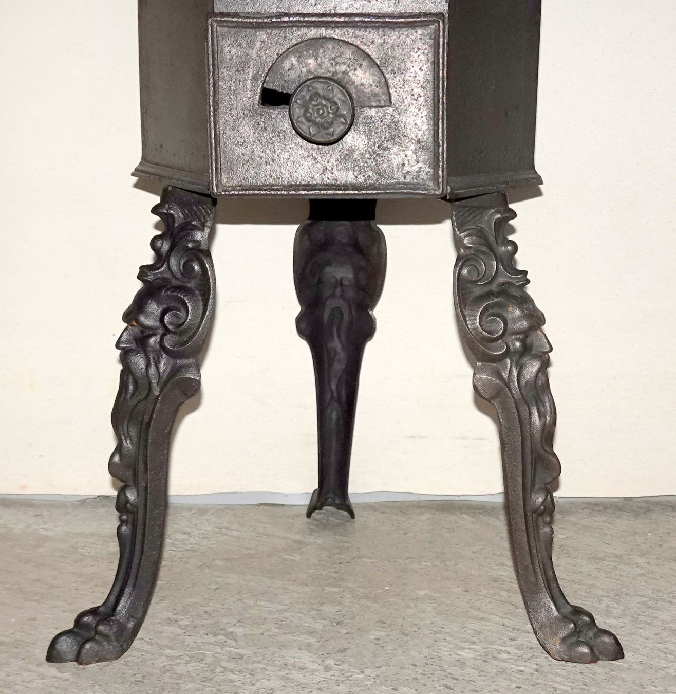 Altri mobili d'antiquariato: Antiker Bügeleisen-Ofen – Usato da Brunnen venduto da brocundfloh 2