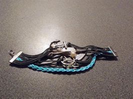 Armband mit vielen verschiedenen Symbole