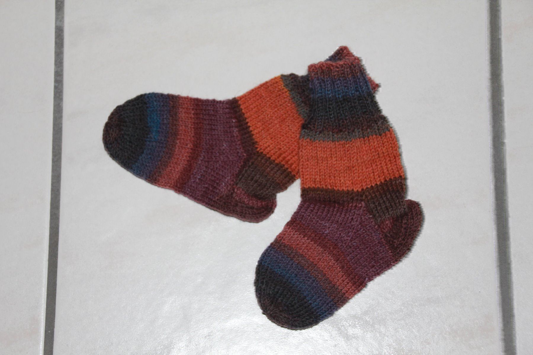 Calze per bambini: Handgestrickte Kindersocken Grösse 24/25 – Nuovo e nell'imballaggio originale da Wallenwil venduto da Sahron