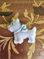 Antike Brosche Westie (West Highland White Terrier) mit Band