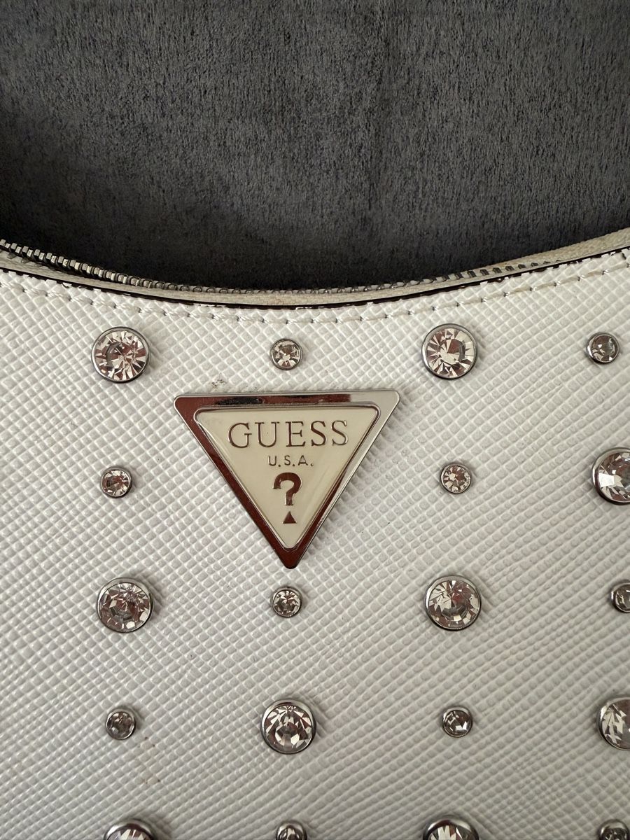 Guess Borse da donna: Handtasche Guess weiss mit Strasssteinen – Usato da Hinwil venduto da CozyBree 1